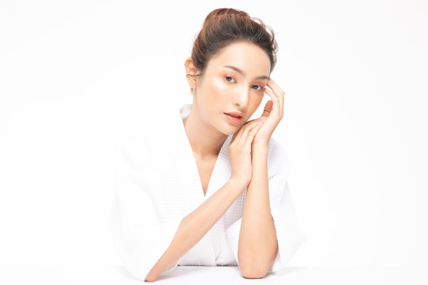 美丽的年轻亚洲女人牵手微笑感觉如此快乐和愉快与健康清洁和新鲜的皮肤，隔离在白色的背景，美丽美容和水疗治疗的概念图片下载