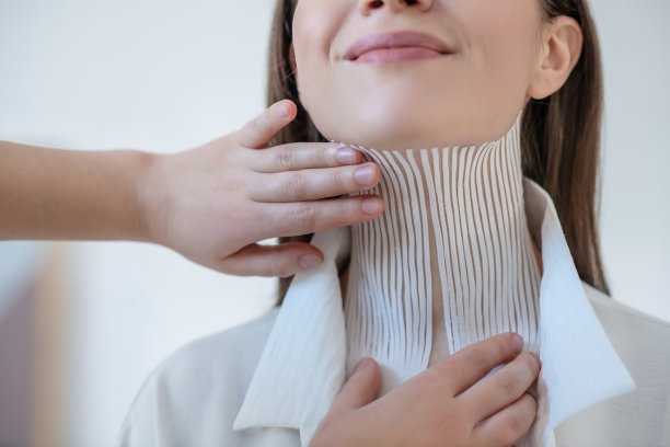 漂亮女人在美容中心做绷带图片下载