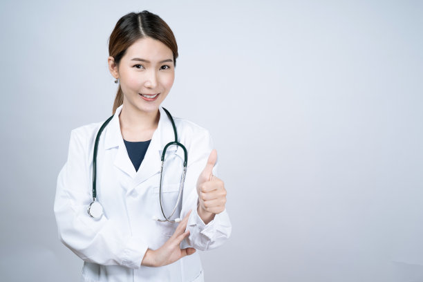 快乐的亚洲女医生微笑着，孤立在白色的背景上。图片下载