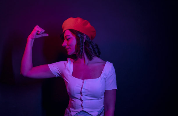 女人展示她的力量图片下载