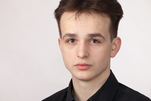 18岁棕发男子的近距离摄影肖像图片下载