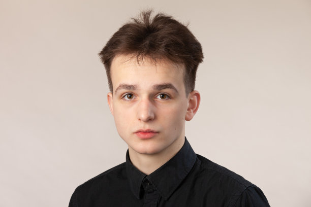 18岁棕发男子的近距离摄影肖像图片下载