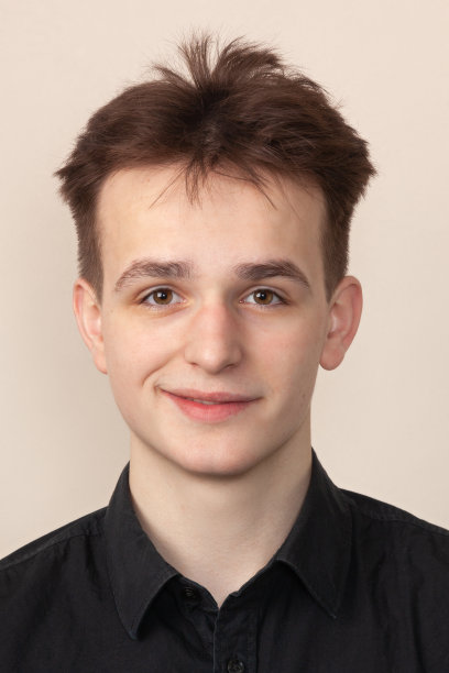 18岁棕发男子的近距离摄影肖像图片下载