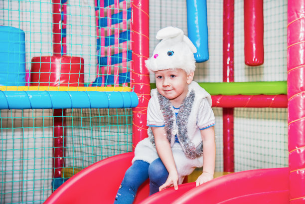 那个男孩玩得很开心图片下载