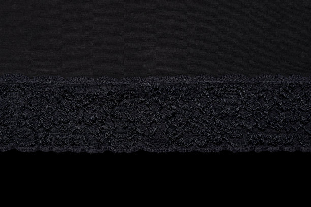 一块黑色织物与花边孤立在黑色上图片下载