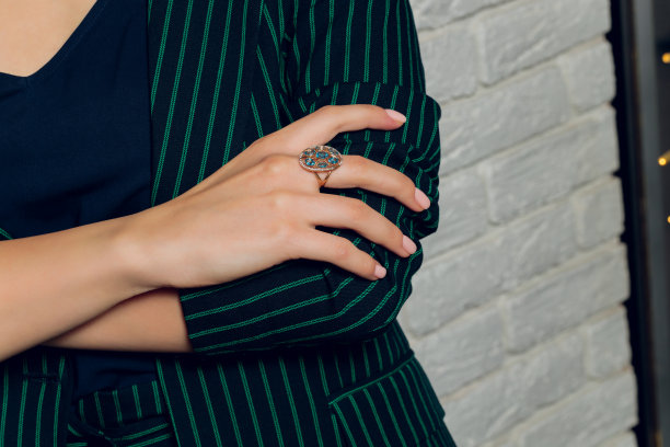 近距离的波西米亚风格的女人的手与银珠宝。图片下载