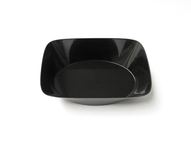 空食物盘孤立在白色背景上。空的黑色塑料食品容器鸟瞰图。椭圆回收塑料篮子近。厨房用具和食物概念图片下载