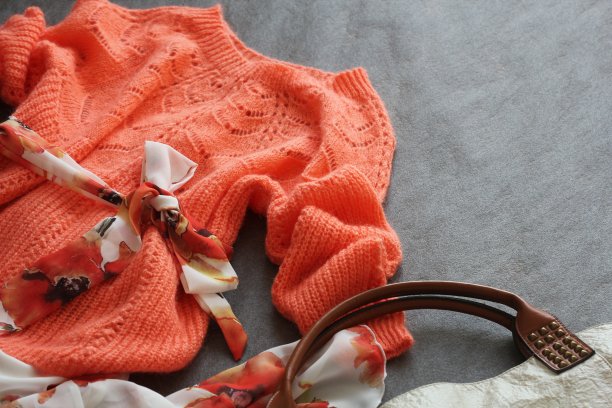 女性春季服装及配饰的平放照片。采购产品粉红色毛衣，连衣裙，手提包在灰色的背景图片下载