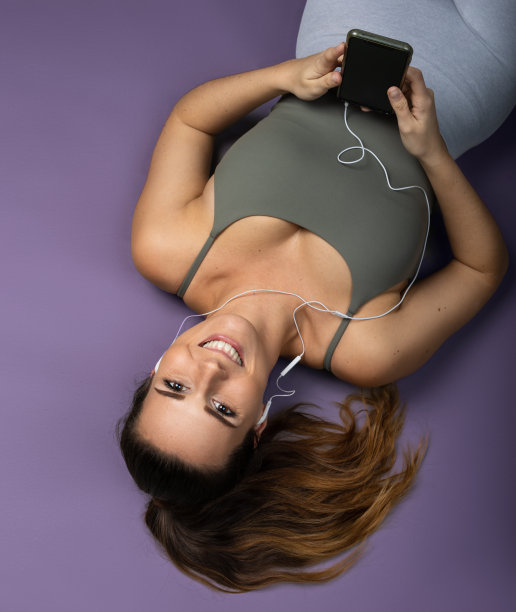 年轻的运动女性在锻炼时听音乐图片下载