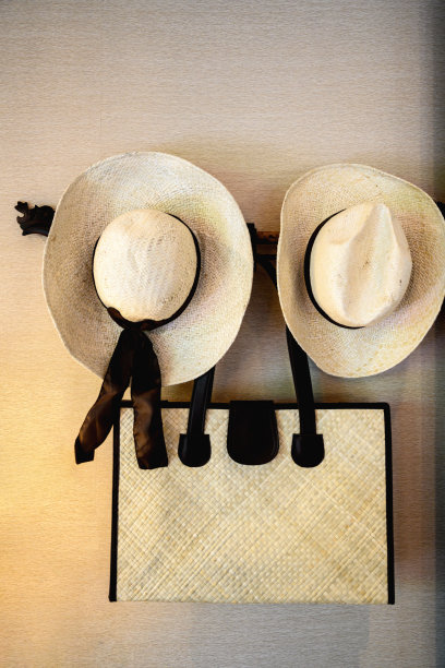 挂着两顶帽子和一个包图片下载