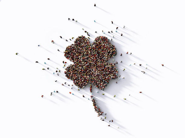 运气和机会的概念-人类人群形成一个四叶草的象征:运气的概念图片下载