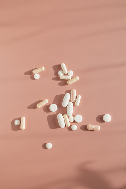 粉红色背景上的各种胶囊和药片图片下载