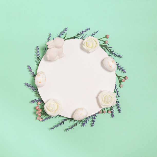 复活节的组成由复活节兔子，蛋和花在彩色背景与圆形纸卡。最小的假日概念图片下载