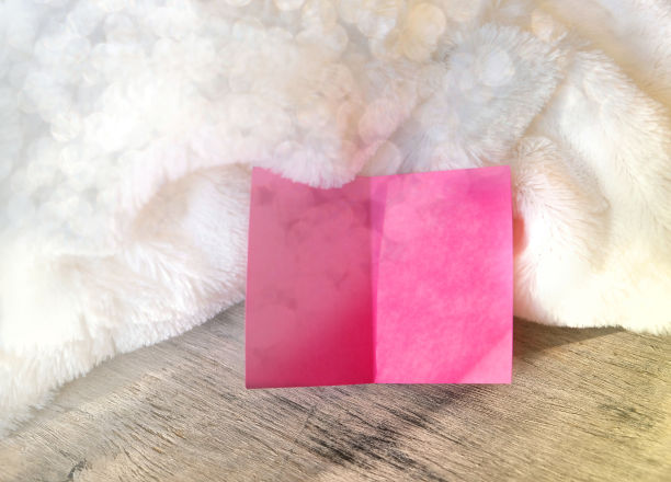 白色褶皱毛皮背景的粉色卡片，图片下载