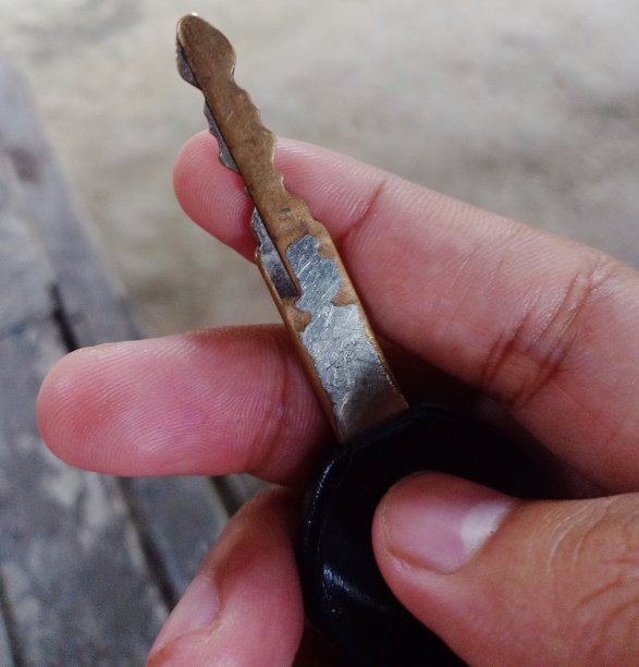 握马达钥匙的人的手图片下载