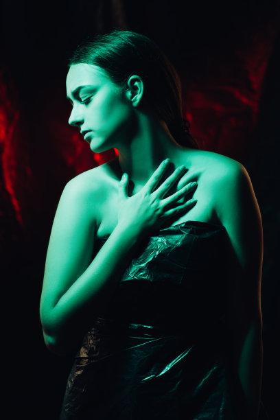 女性保护，社会压力折磨女性图片下载