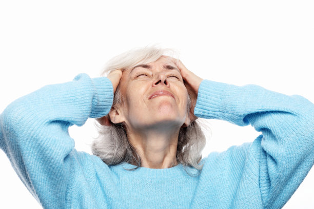 生活方式、健康和人的观念:白人背景下头痛的老年女性图片下载