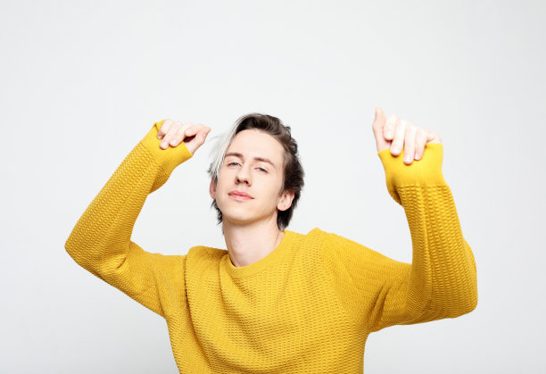 时髦的年轻人随着音乐跳舞图片下载