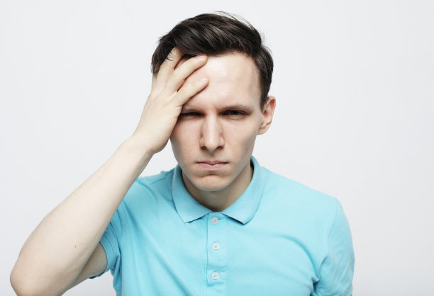 头疼的帅哥图片下载