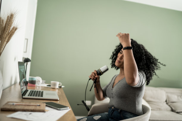 在家做播客或视频博客的女人图片下载