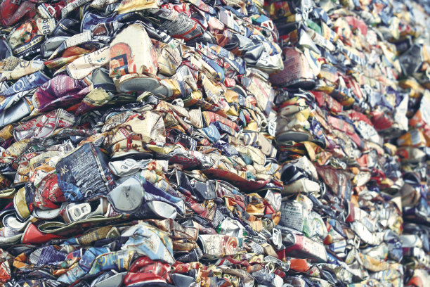 一堆压碎的罐子供回收图片下载