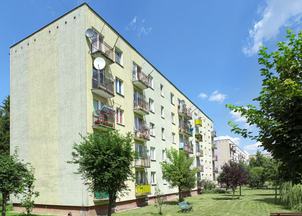 绿色立面和色彩丰富的住宅小区公寓图片下载