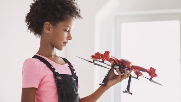 家里有无人机的小女孩图片下载