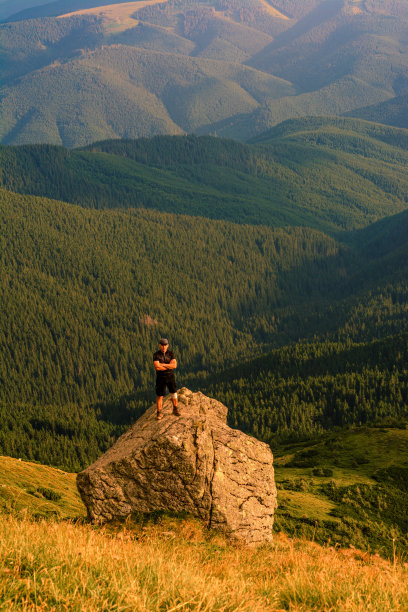 皮普伊万山顶，一名游客在山顶欣赏风景，在乌克兰喀尔巴阡徒步旅行，迷人的史诗照片。图片下载