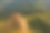 一名游客坐在一块岩石上眺望远方，这是他在皮普·伊万·Chornohirsky山顶拍摄的照片，还有游客们在山上的风景和史诗般的照片。图片下载