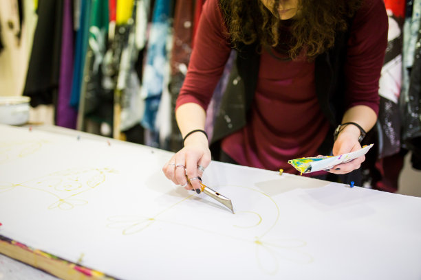 在车间里做蜡染的妇女图片下载