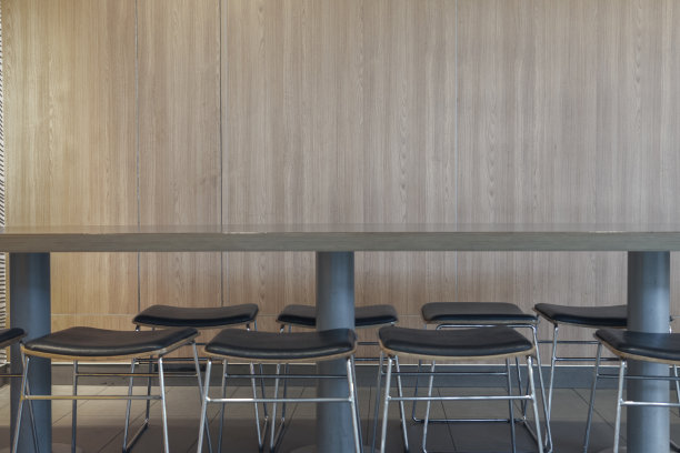 一个咖啡馆里的空桌子和椅子的特写图片下载