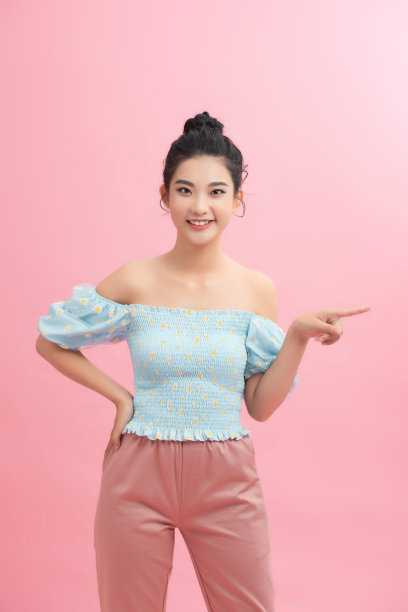 惊讶的女人用手指着一些奇怪和意想不到的东西。情感和广告。图片下载