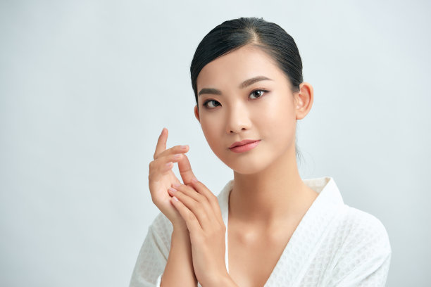 淋浴后的漂亮女人。亚洲女人的照片与完美的化妆在白色的背景。美容护肤理念图片下载