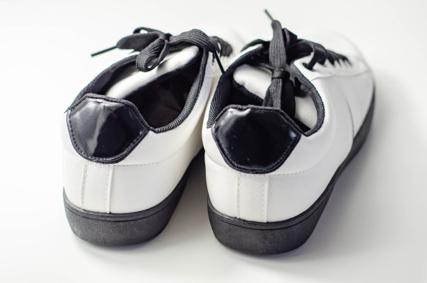 白色运动鞋，黑色鞋带，经典的运动鞋图片下载