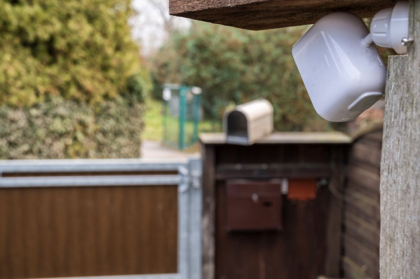 为了居民的安全，在入口处安装了监控摄像头图片下载