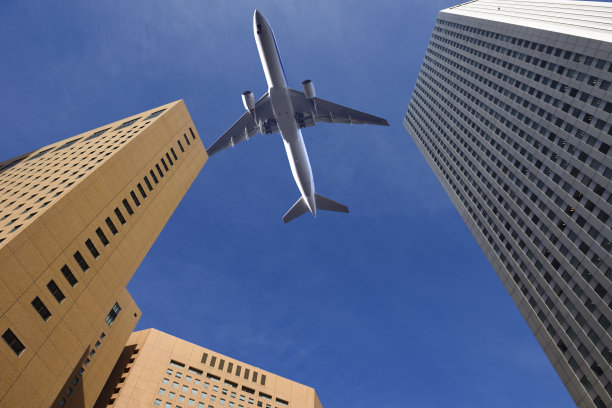 低角度的摩天大楼对抗蓝天图片下载