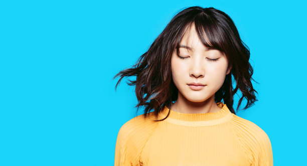 年轻亚洲女孩的护发理念。图片下载