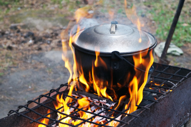 烤架上有一个烧着的铸铁锅，用来做饭图片下载