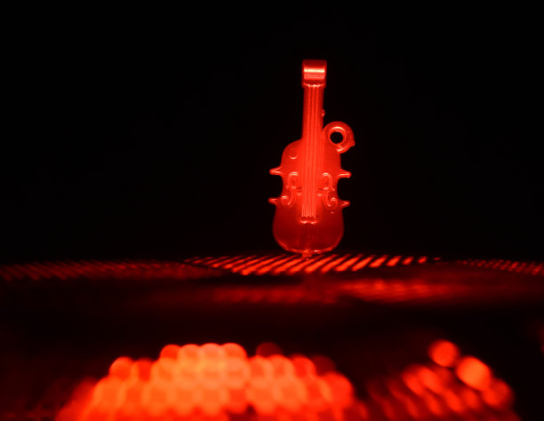 红色塑料玩具吉他的独特照片图片下载