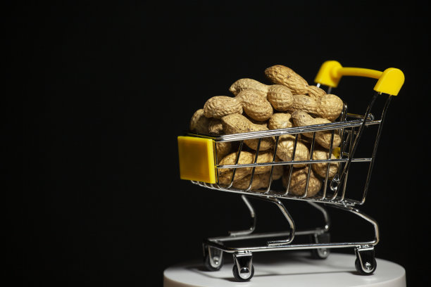 花生手推车黑色背景图片图片下载