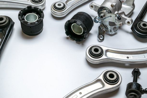 汽车零件。一套新的金属汽车零件。汽车机械备件或汽车零件隔离在白色背景上。机械齿轮技术。图片下载