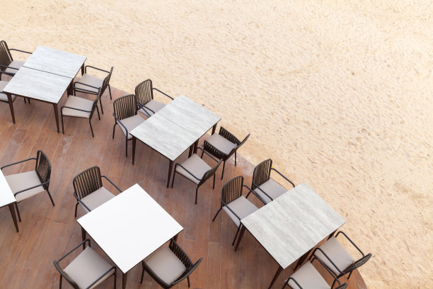 沙滩上有椅子和空桌子图片下载