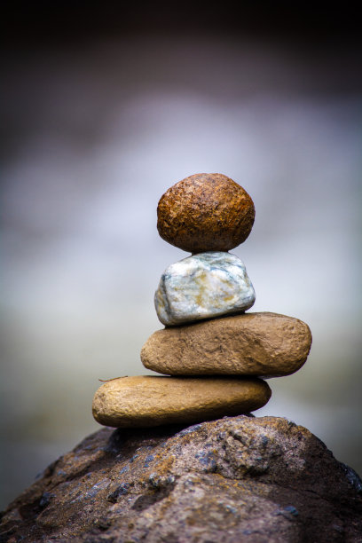 岩石的平衡，冥想和瑜伽的灵魂图片下载