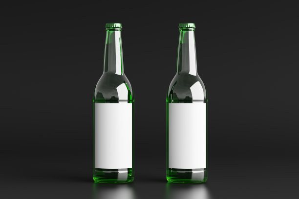 两啤酒瓶500ml模拟与空白标签在黑色背景。图片下载