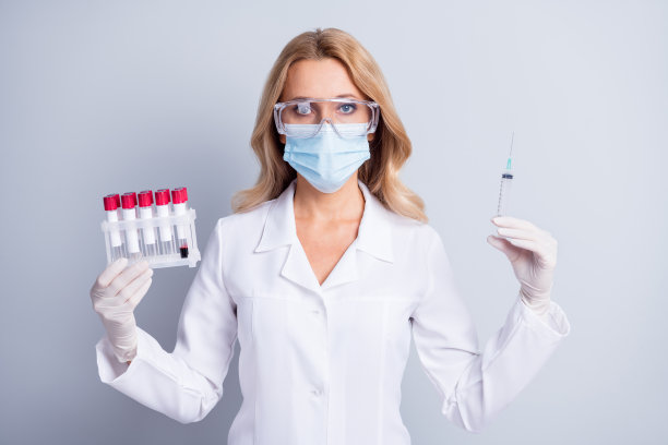 专业人员手持样品玻璃管、注射器、健康护理、呼吸隔离照片，背景为灰色图片下载