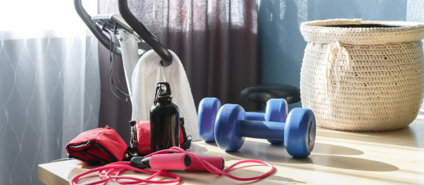 健康健身之家，远程学习与虚拟教练。女人运动装运动健身自行车家。运动休闲概念锁定在线健身应用程序，封锁隔离，保持健康图片下载