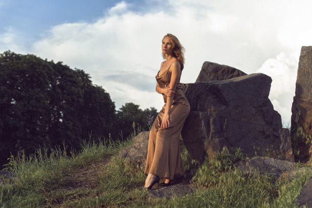 和一个年轻女子在公园散步图片下载