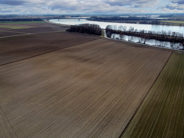 在日光下拍摄的巴伐利亚农田图片下载