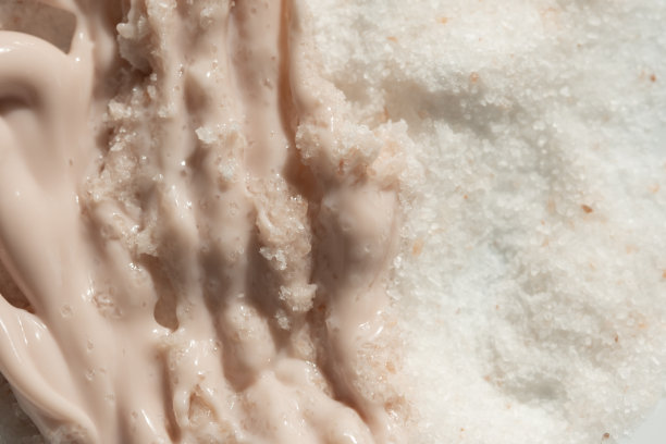 近距离观察浴盐和磨砂膏的宏观质地图片下载