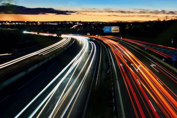 高速公路上的日落。图片下载